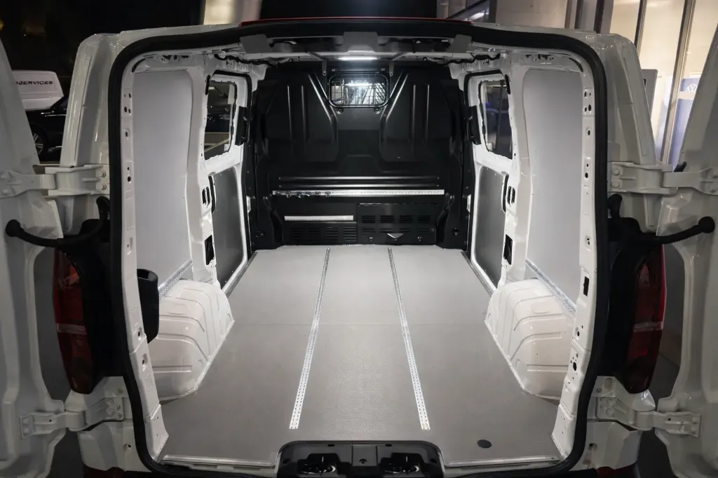 Bodenplatte mit Zurrschienen